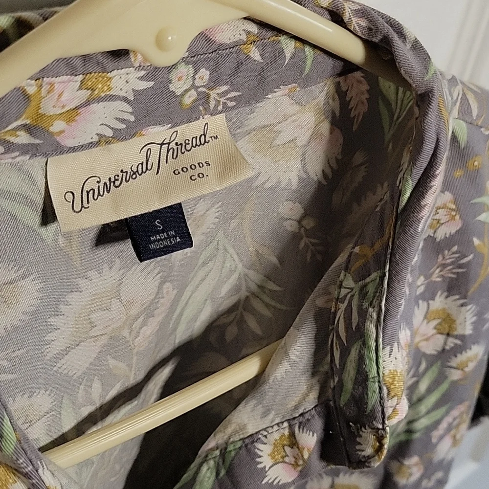 Universal Thread small button down - Picture 2 of 4